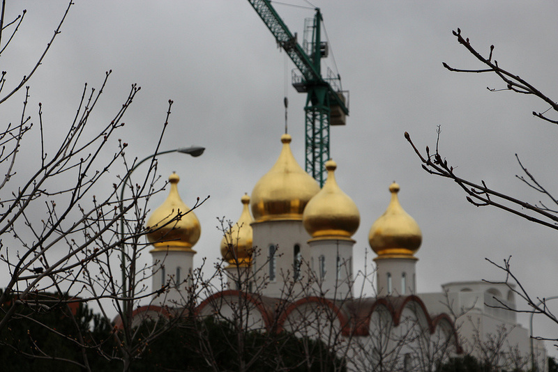 Sistemata l'ultima cupola sulla chiesa ortodossa russa a Madrid