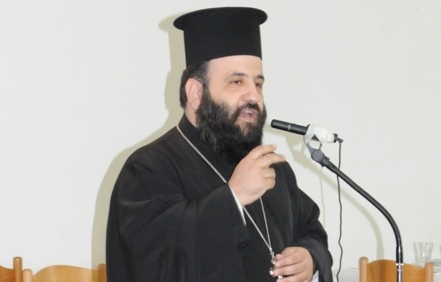 Il prete che "traduce" il Vangelo nella lingua dei segni