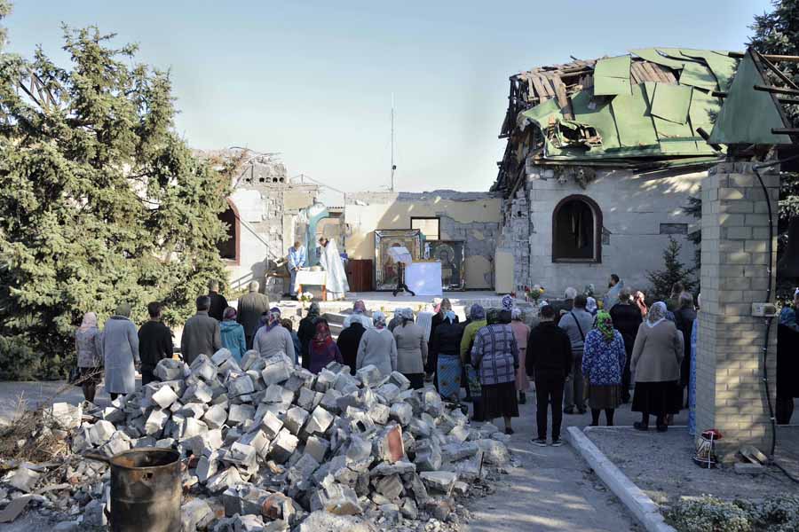 I cristiani ortodossi del Donbass pregano sulle rovine delle loro chiese