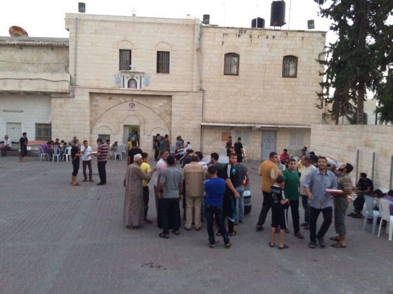 I cristiani ortodossi di Gaza ospitano in chiesa i profughi musulmani