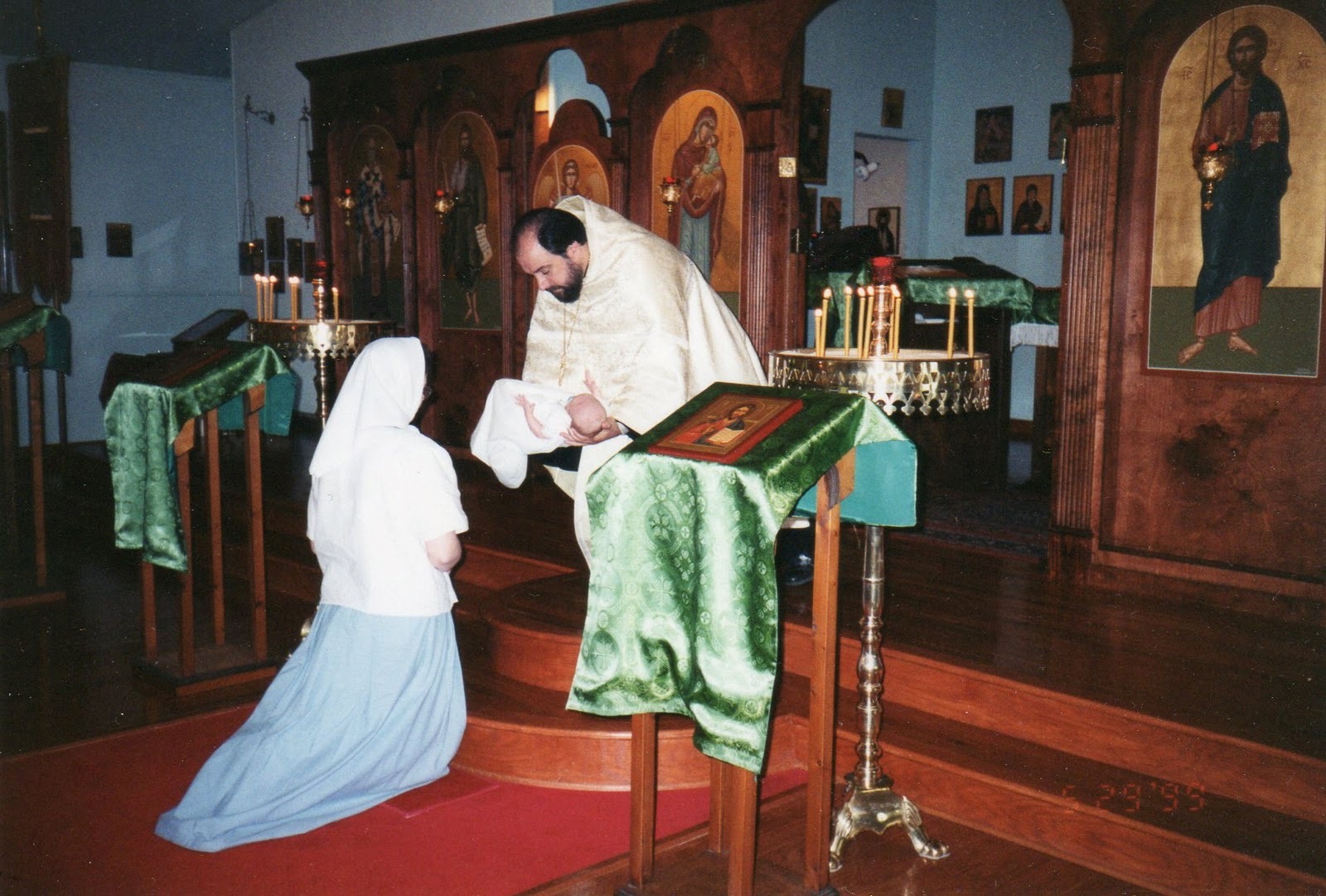 L’ingresso nella chiesa dei bambini e delle bambine