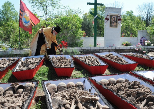 I volontari che cercano e danno sepoltura ai soldati russi