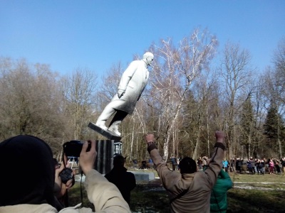 Riconoscenza in stile ucroide: l’abbattimento delle statue del più autentico benefattore dell’Ucraina indipendente del XX secolo