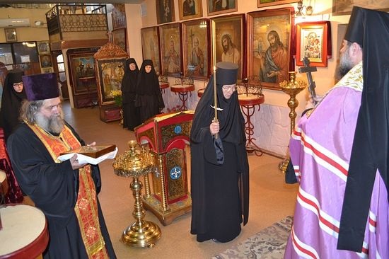 Luci e ombre su Lugansk: una tonsura monastica sotto il fuoco dell'artiglieria