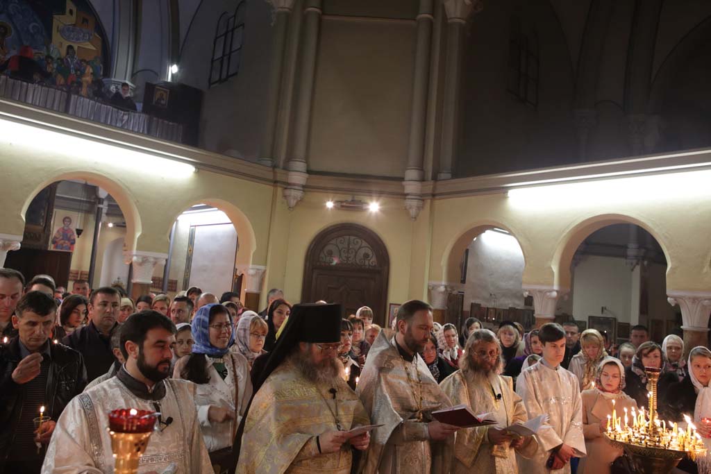 Immagini dalle funzioni della notte di Pasqua