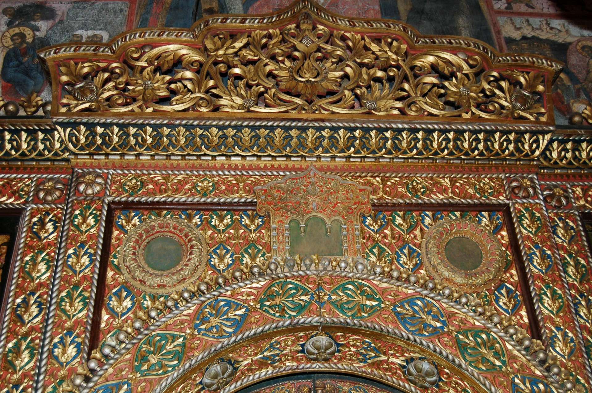 La policromia nelle iconostasi in legno intagliato