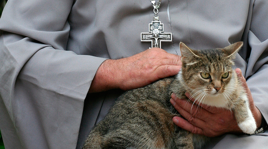 Il miglior amico del prete: un calendario 2016 con preti russi e i loro gatti