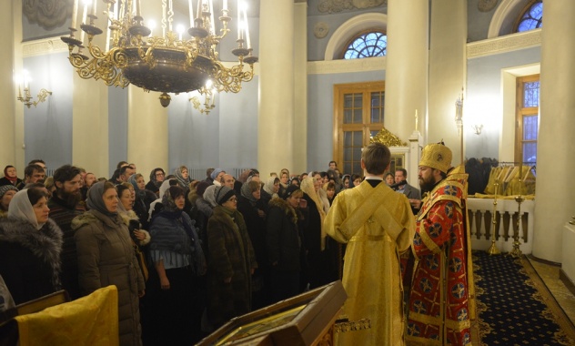 Il metropolita Ilarion celebra il rito di riunione alla Chiesa ortodossa di persone temporaneamente allontanate