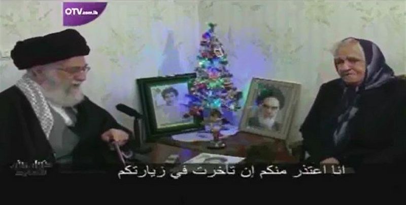 Ali Khamenei visita una famiglia cristiana iraniana a Natale