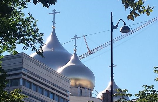 Installate le cupole della cattedrale russa di Parigi