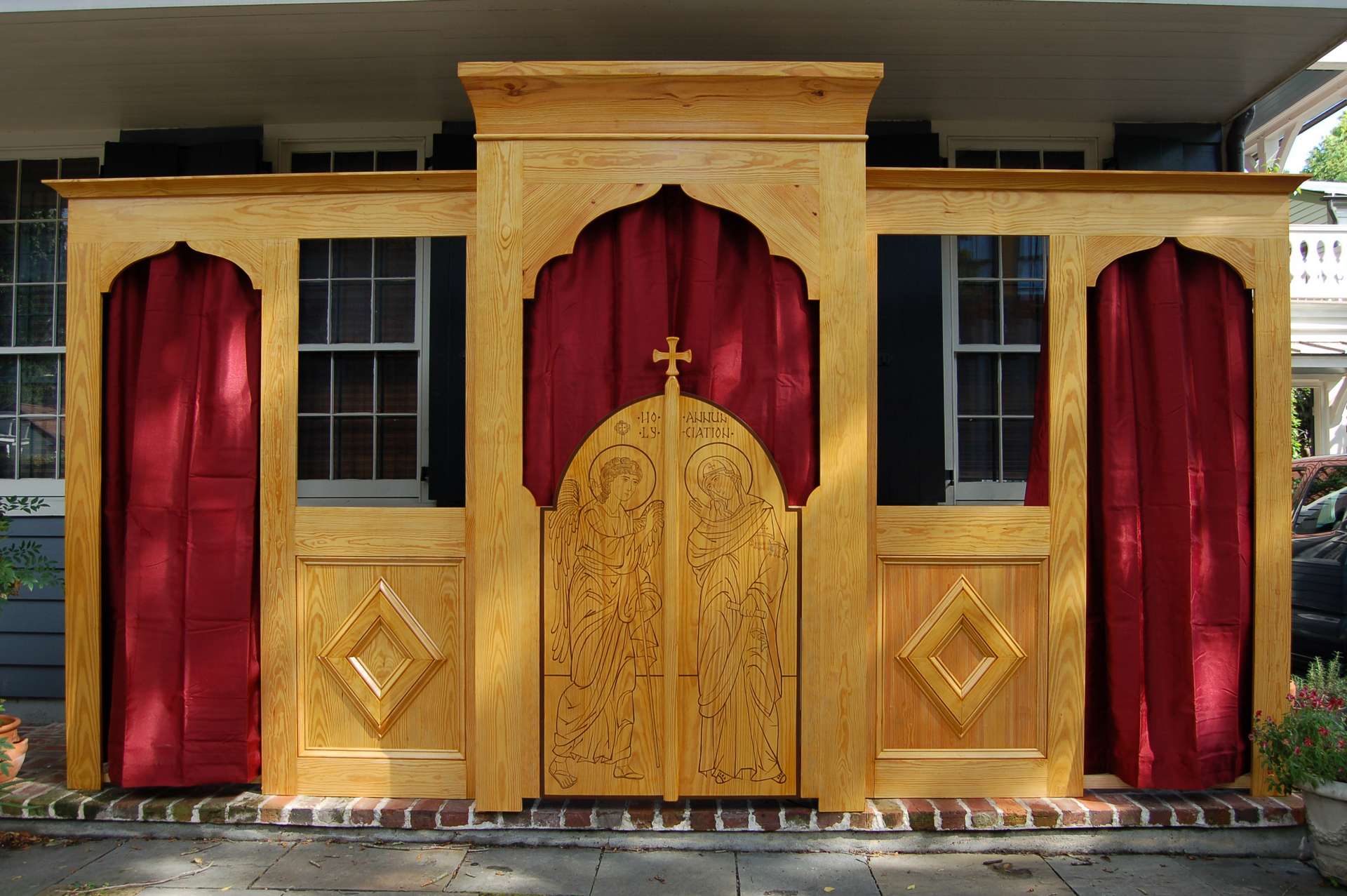 Come costruire un'iconostasi semplice e bella per una chiesa di missione