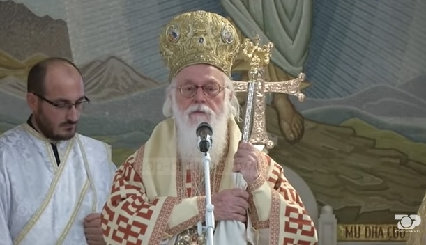 L'arcivescovo Anastasios riceve la cittadinanza albanese dopo un'attesa di SOLI 25 anni