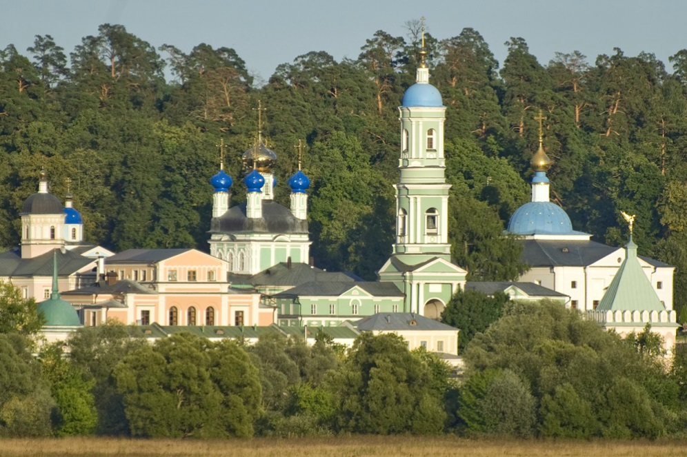 La bellezza architettonica di Optina Pustyn