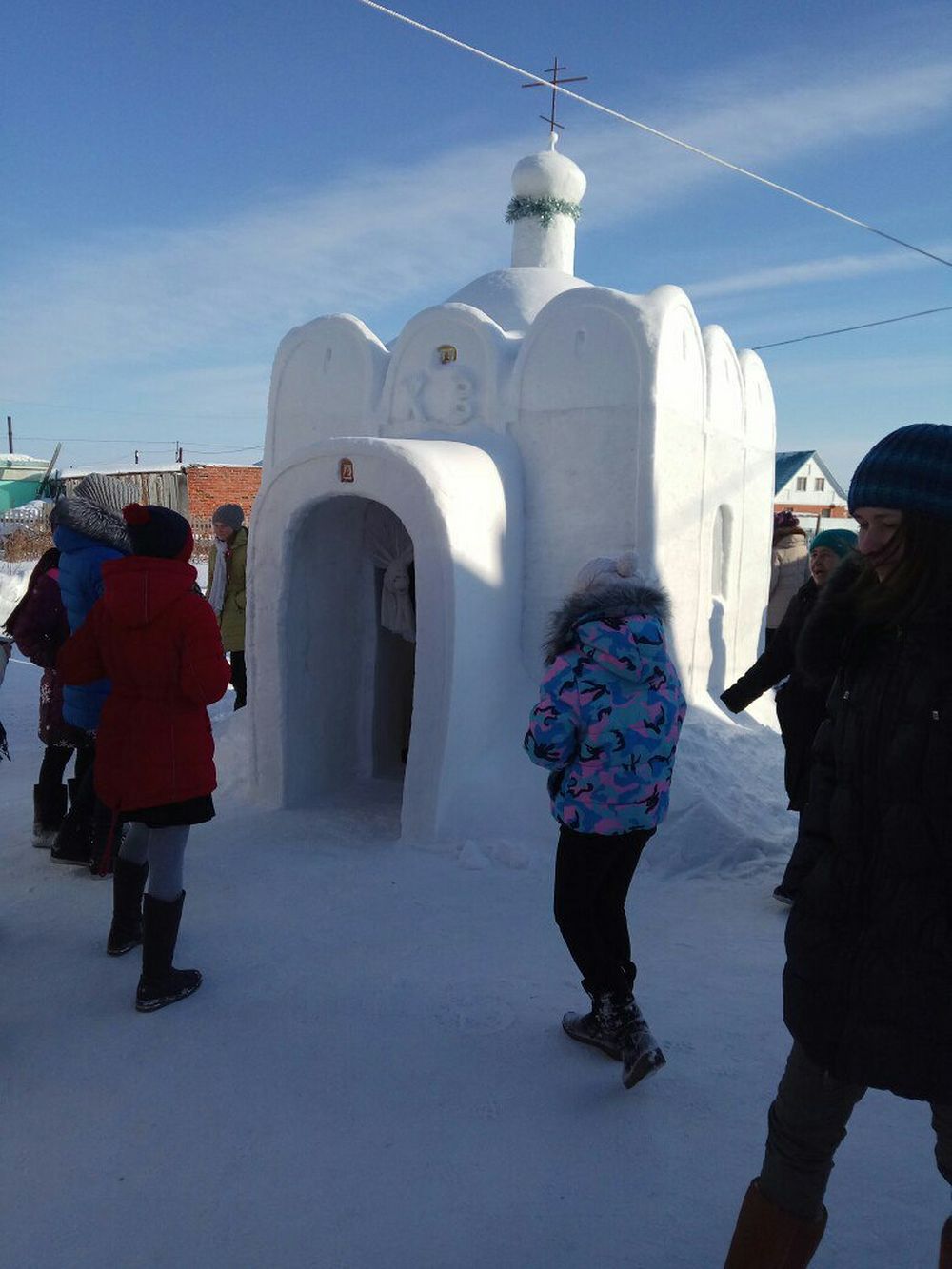 Un uomo a Omsk costruisce una chiesa di neve