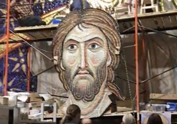 La posa del mosaico più grande del mondo