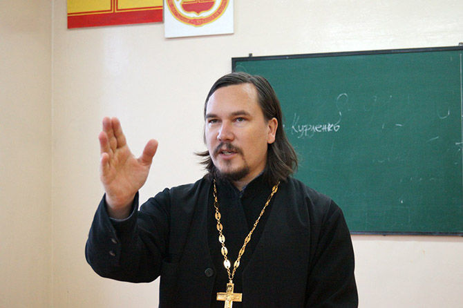 Padre Maksim Kurlenko, il prete rapper russo