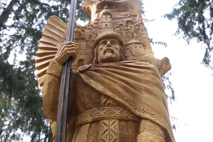 Monumento unico a san Vladimir sostituisce una statua di Lenin in una città ucraina