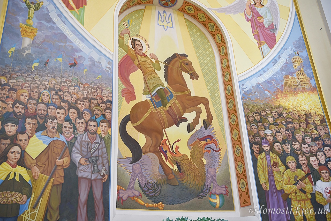Il falso patriarca Filaret benedice un murale nazionalista con simbolismo nazista