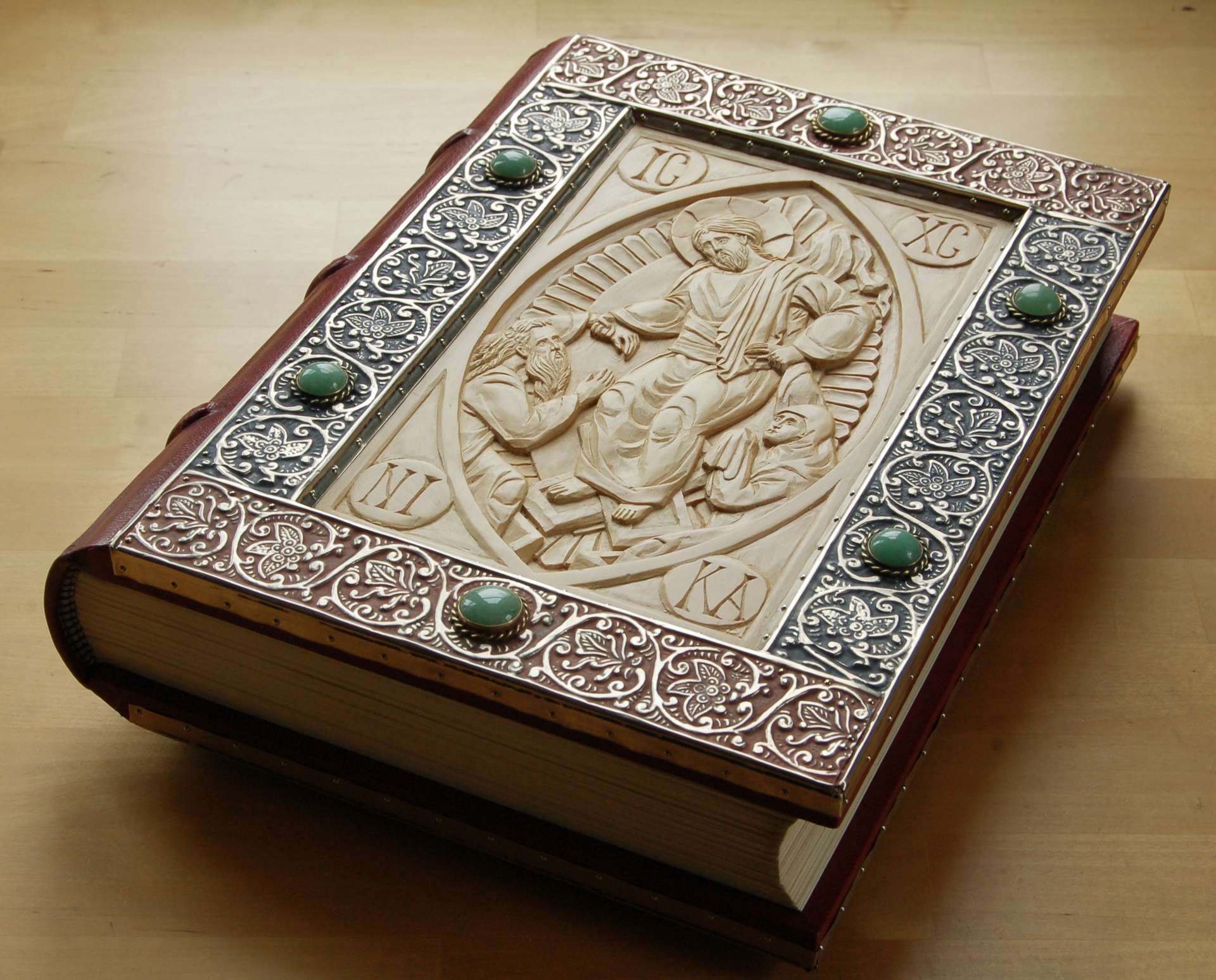 Una copertina di evangeliario realizzata nella tradizione di uno scrigno medievale