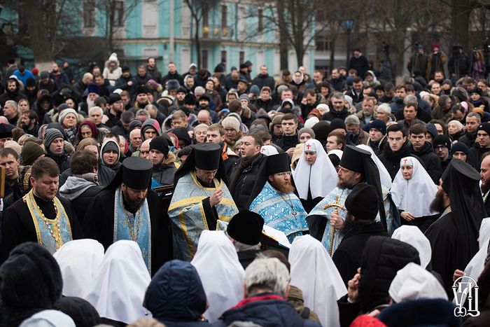 I fedeli di Kiev escono in strada a difendere un loro monastero