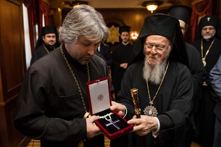 Il patriarca Bartolomeo riconosce e premia estremisti e nazisti