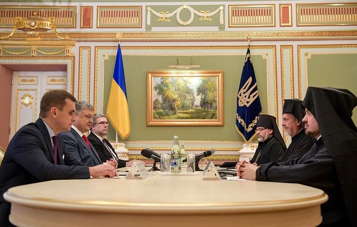 La delegazione di Costantinopoli snobba le celebrazioni della Chiesa ucraina, incontra invece Poroshenko e dice che l'autocefalia è l'obiettivo