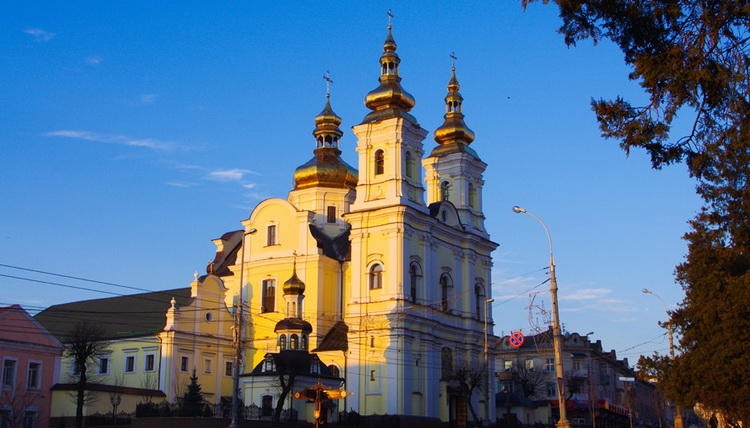 I doppi standard in Ucraina gridano al cospetto di Dio