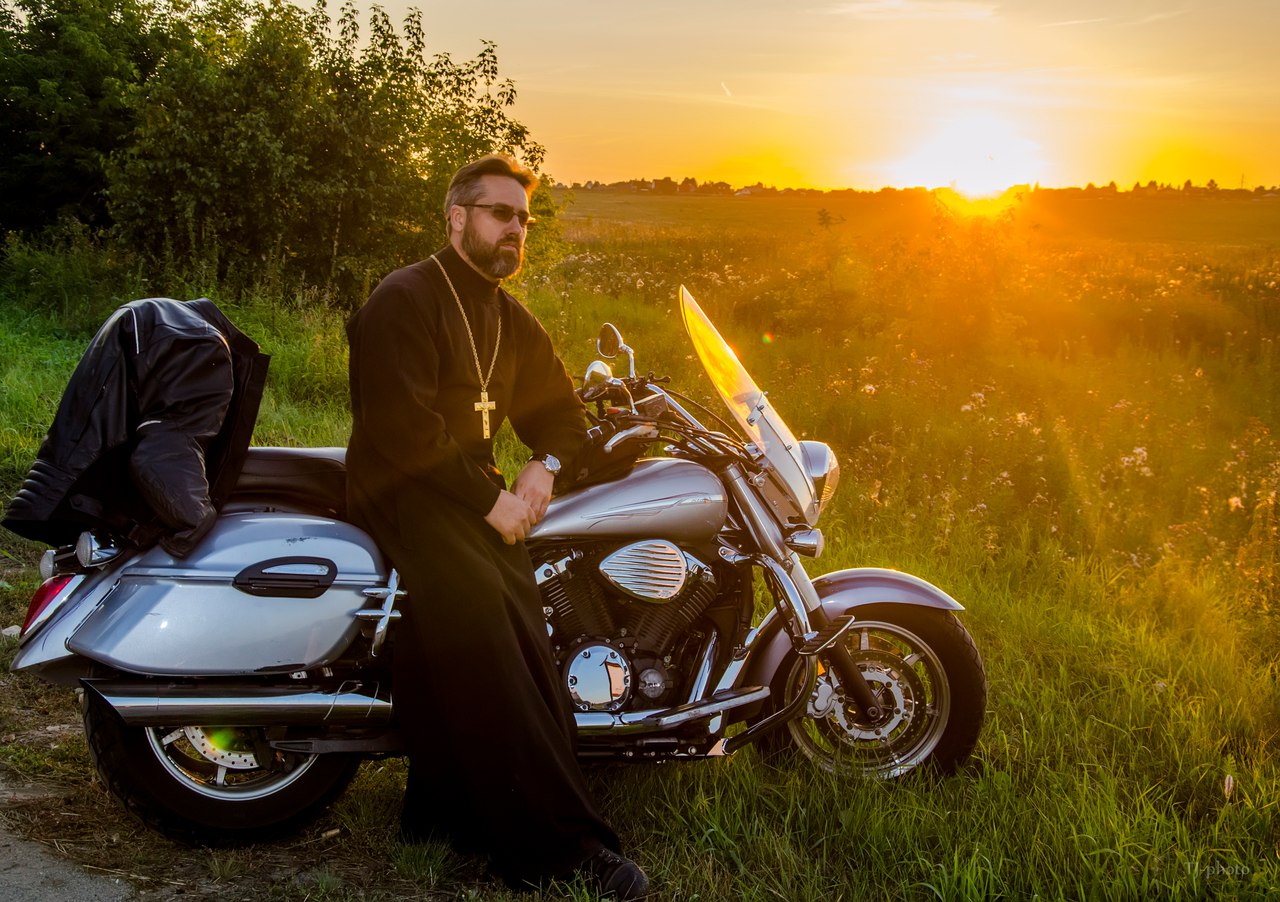 Un prete viaggia a sue spese attraverso la Russia per un documentario sulle chiese distrutte