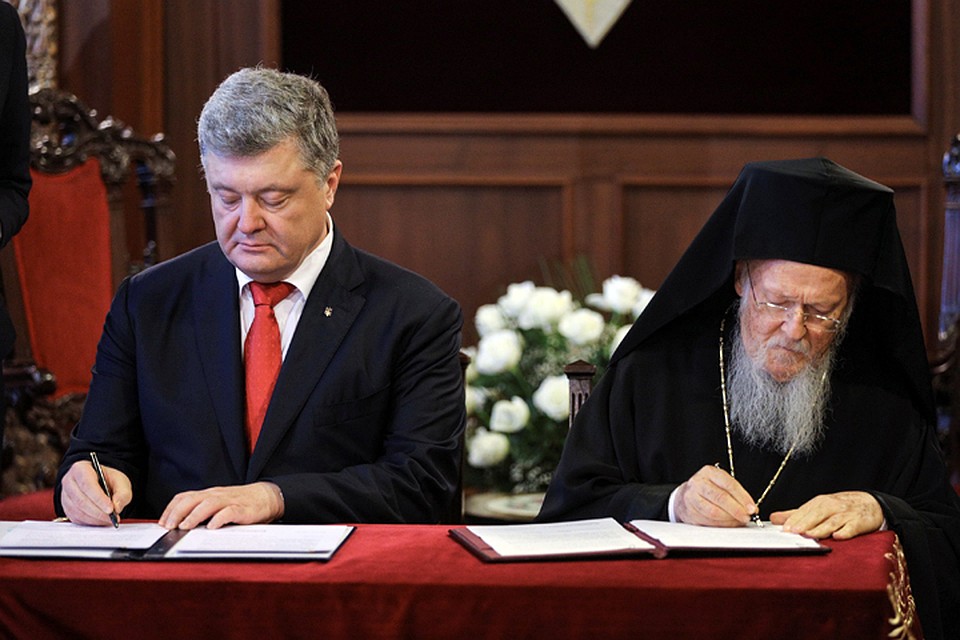 Poroshenko ha promesso a Costantinopoli delle proprietà in cambio del tomos d'autocefalia
