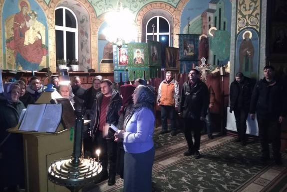 Fedeli della Chiesa ortodossa ucraina stanno in preghiera continua per due settimane nella regione della Bucovina