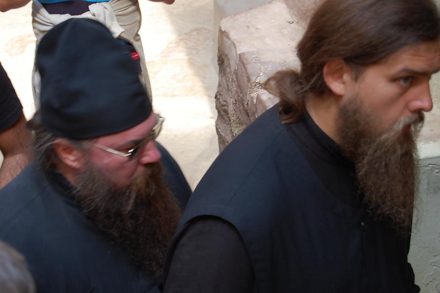 Una domanda su barbe e capelli di clero e monaci