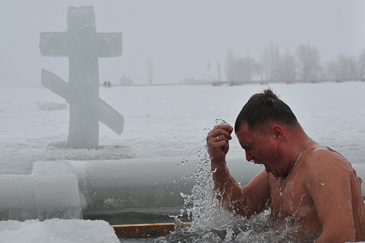 Padre Georgij Maksimov – Bere acqua santa a digiuno? Bagni in acqua gelata? Non sono tradizioni ortodosse