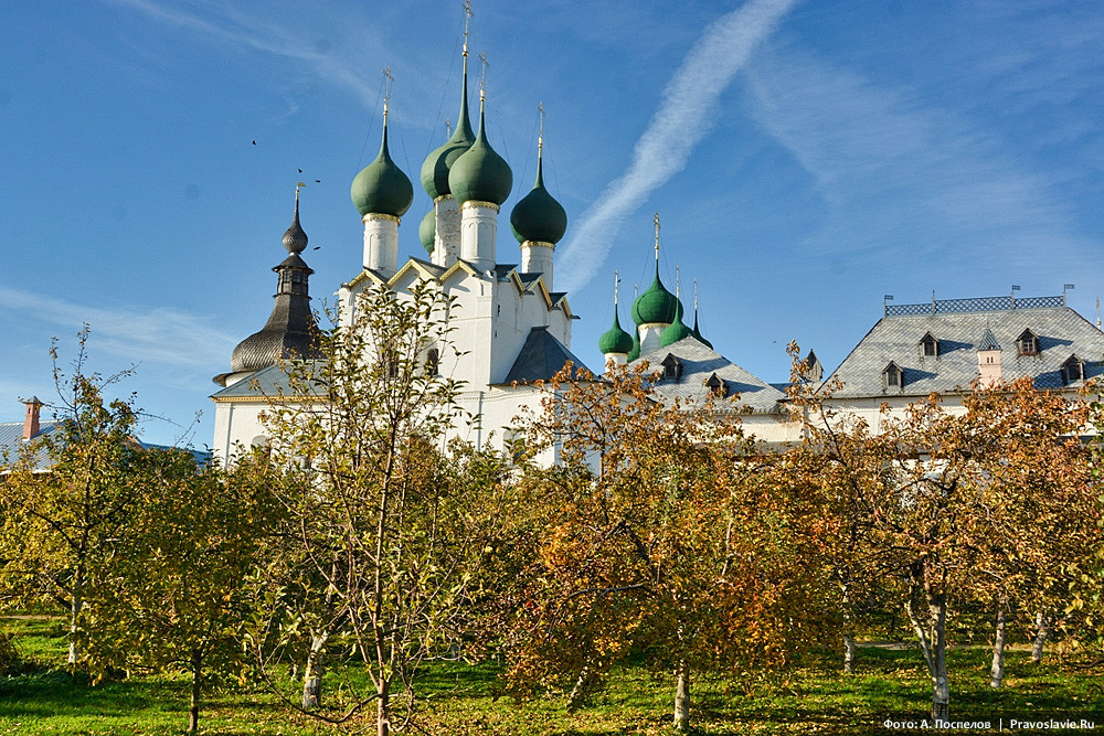 Una passeggiata autunnale attraverso il Cremlino di Rostov