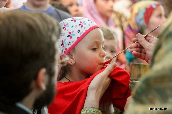 La Chiesa romena rifiuta i cucchiai monouso per la comunione anche nei tempi di pandemia
