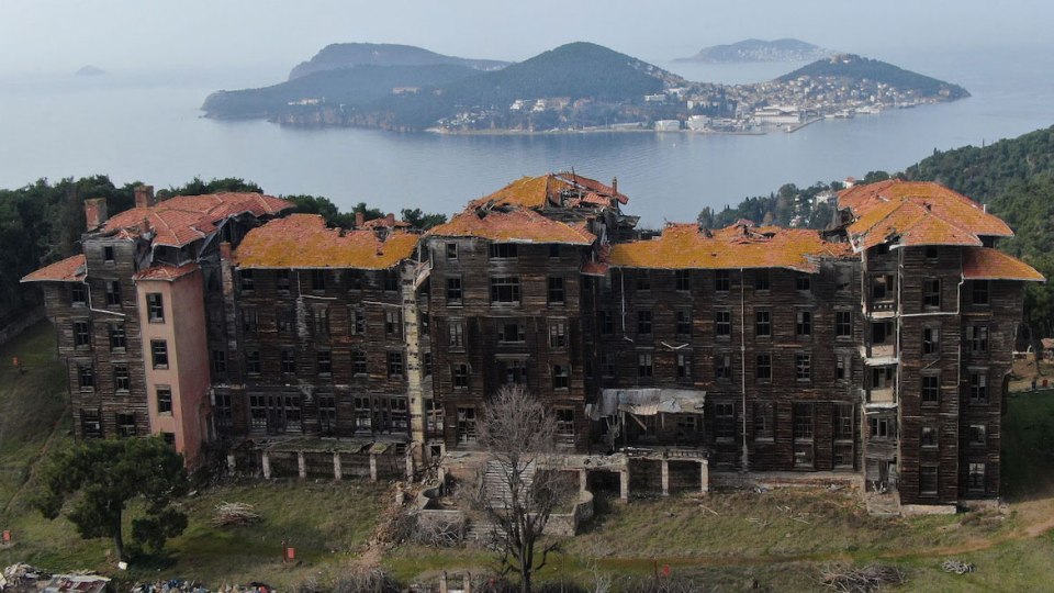 Crolla uno storico orfanotrofio greco in Turchia