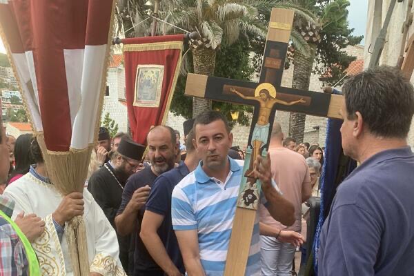 Poliziotti in Montenegro lasciano il lavoro piuttosto che usare la violenza contro fedeli e cittadini ortodossi