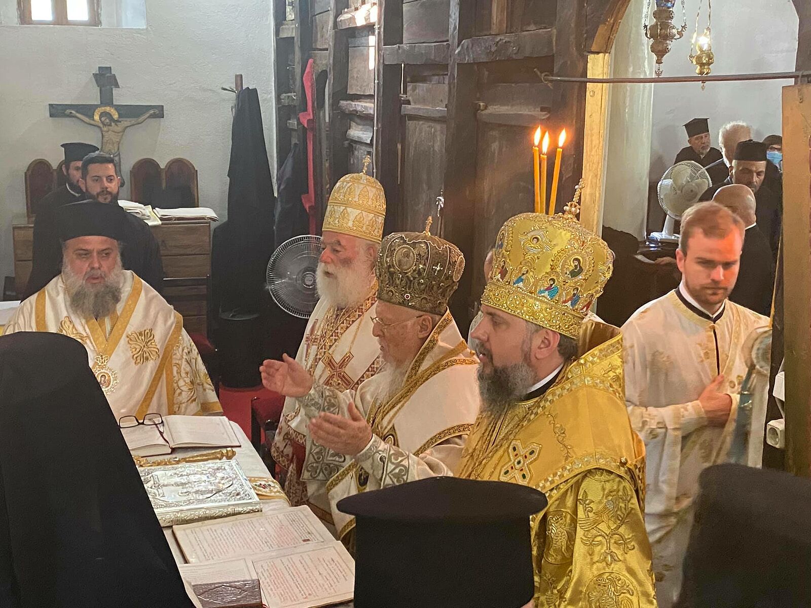 I patriarchi Bartolomeo e Theodoros servono per la prima volta con il primate scismatico Dumenko