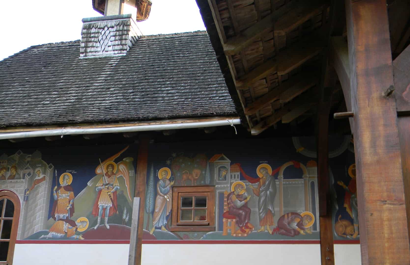 Visioni bibliche: pitture murali esterne al monastero della Trasfigurazione