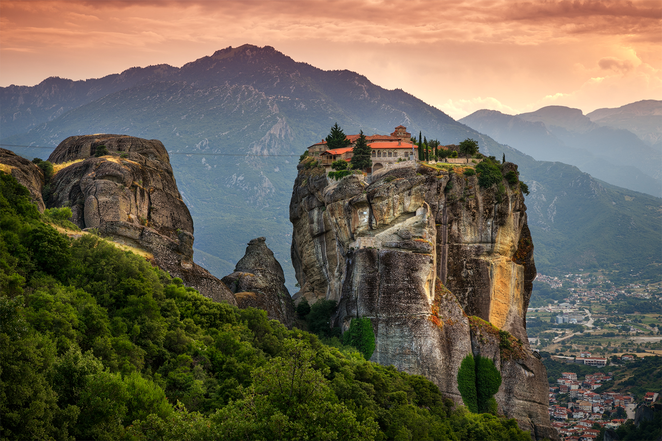 E ora diamo un'occhiata al famigerato monastero di James Bond!