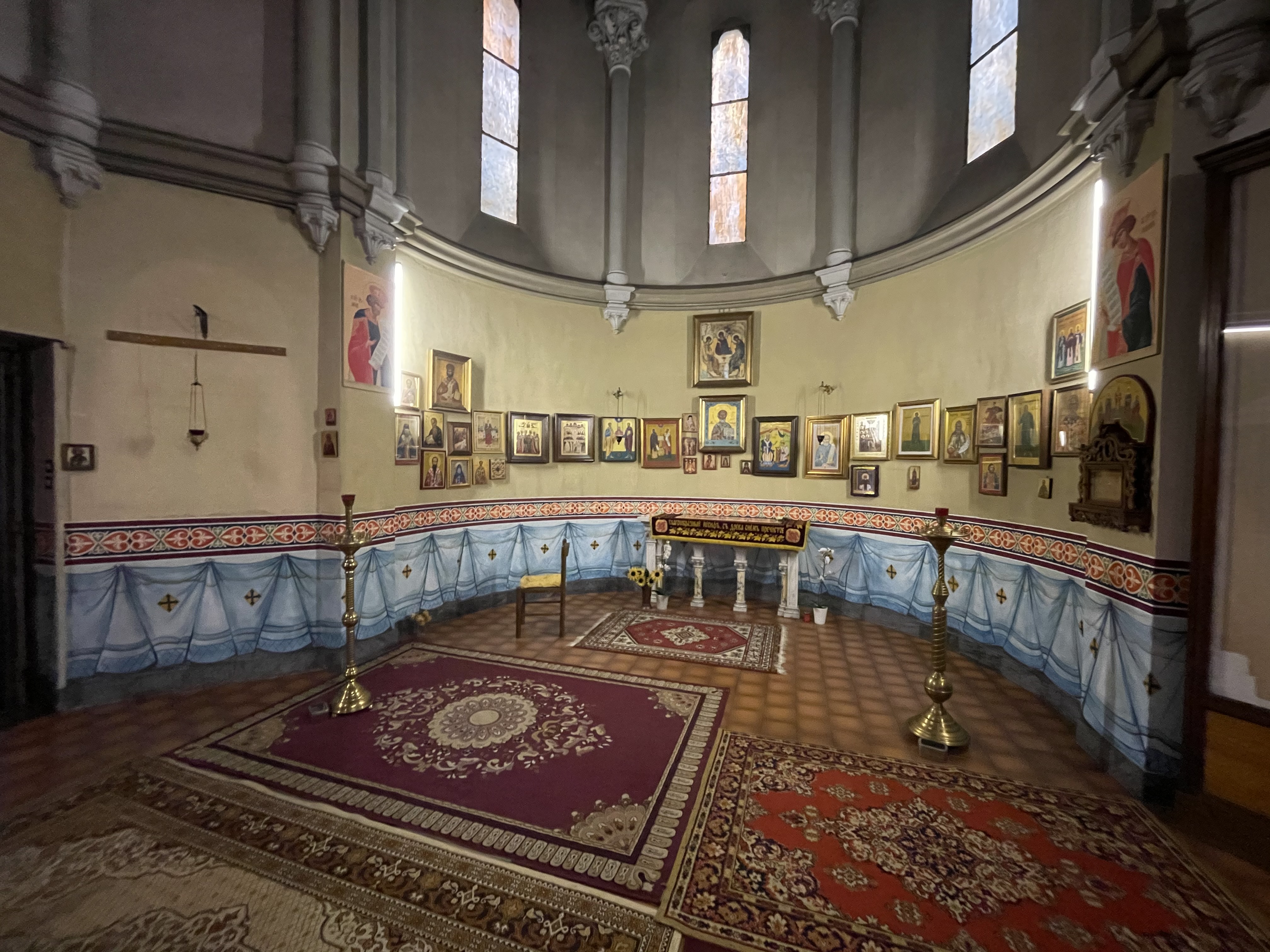 I drappeggi delle pareti della chiesa
