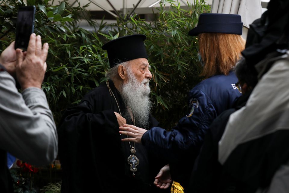 Il sacerdote che ha chiamato il papa eretico stava confessando la pura Ortodossia, dice un vescovo cipriota