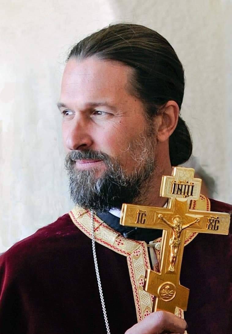 Un eminente sacerdote ortodosso fa causa per diffamazione a un editore online e attivista per i diritti dei gay