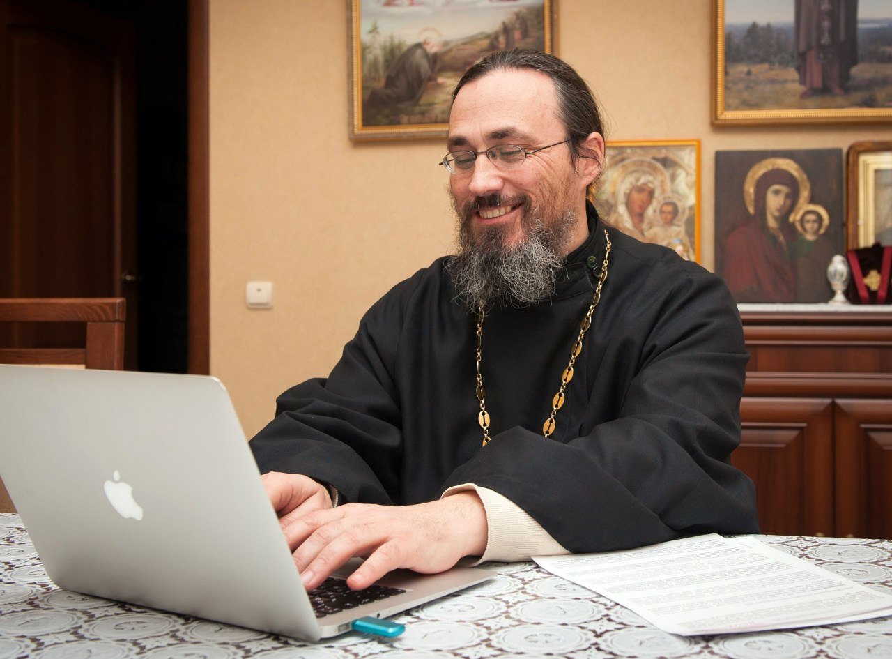 I preti dovrebbero avere un solo scopo sui social media: condurre le persone a Cristo