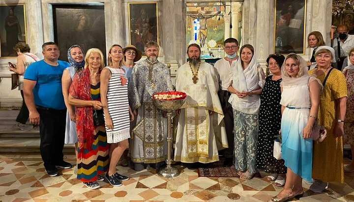 Celebrazione di preti della Chiesa ortodossa ucraina a Corfù