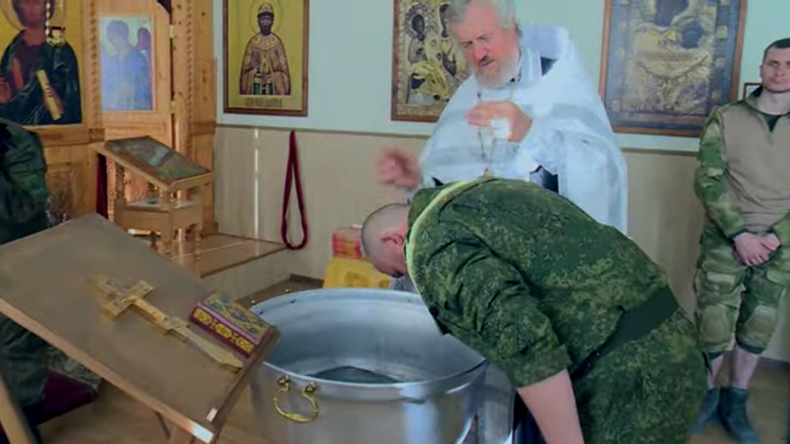 Dozzine di uomini russi mobilitati ricevono il santo battesimo a Novosibirsk