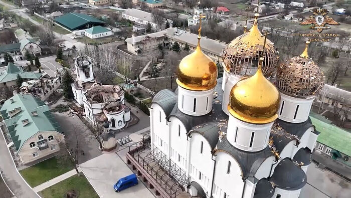 L'esercito ucraino continua a bombardare un monastero danneggiato di Donetsk, che ospita 300 civili