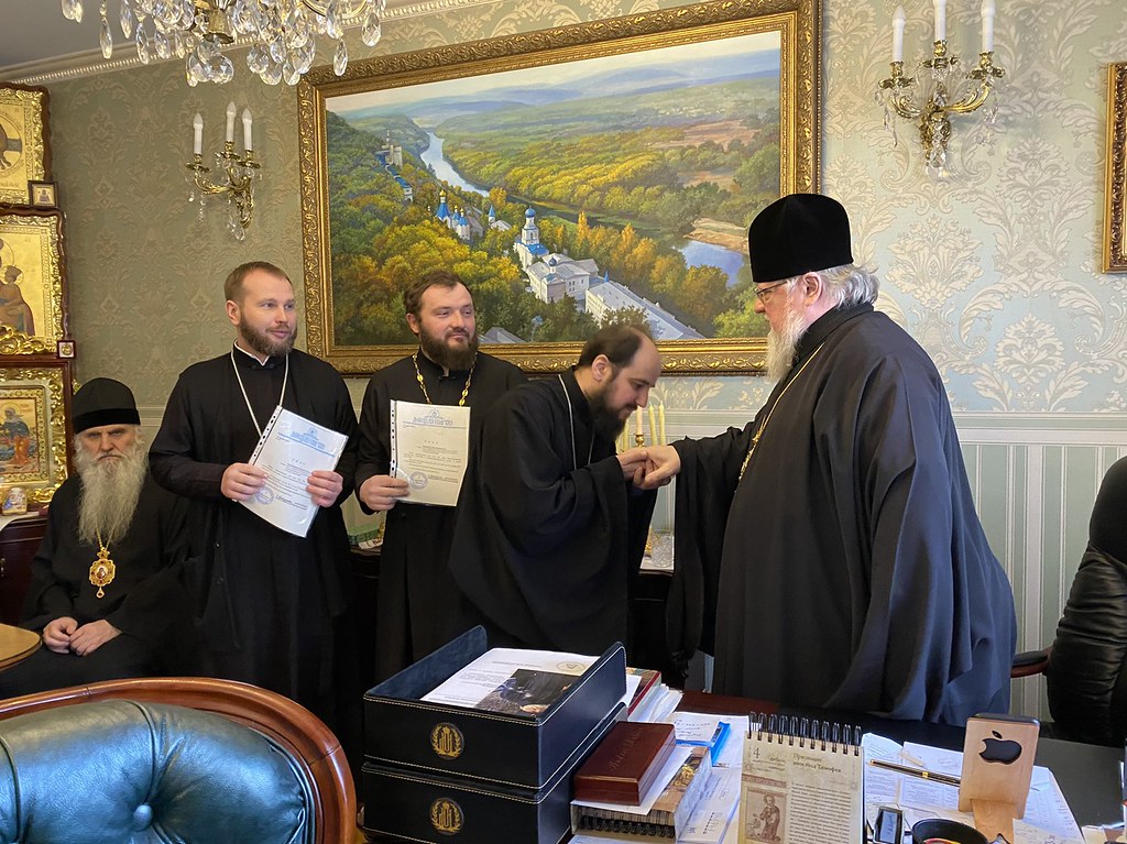 Il metropolita di Donetsk incontra i sacerdoti delle chiese danneggiate