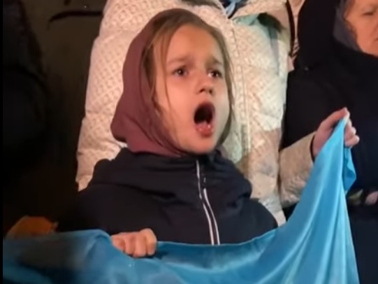 Una bambina difende coraggiosamente la sua fede ortodossa alla Lavra delle Grotte di Kiev
