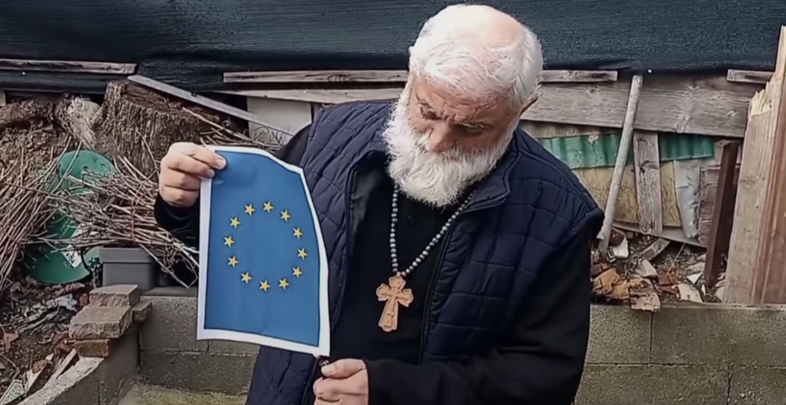 Diversi chierici georgiani bruciano bandiere dell'Unione Europea dopo che al paese è stato concesso lo status di candidato