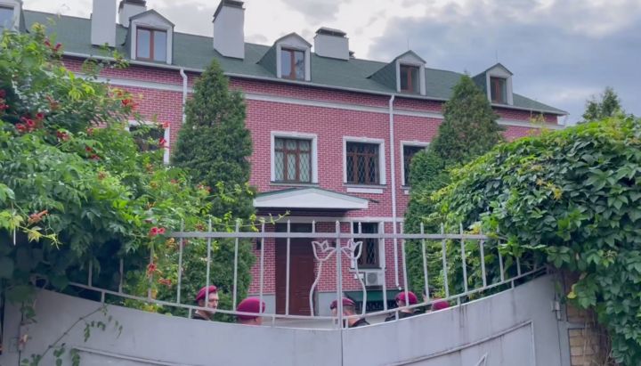 Le autorità fanno irruzione e sigillano la residenza del metropolita Onufrij e altri edifici della Lavra di Kiev (+VIDEO)